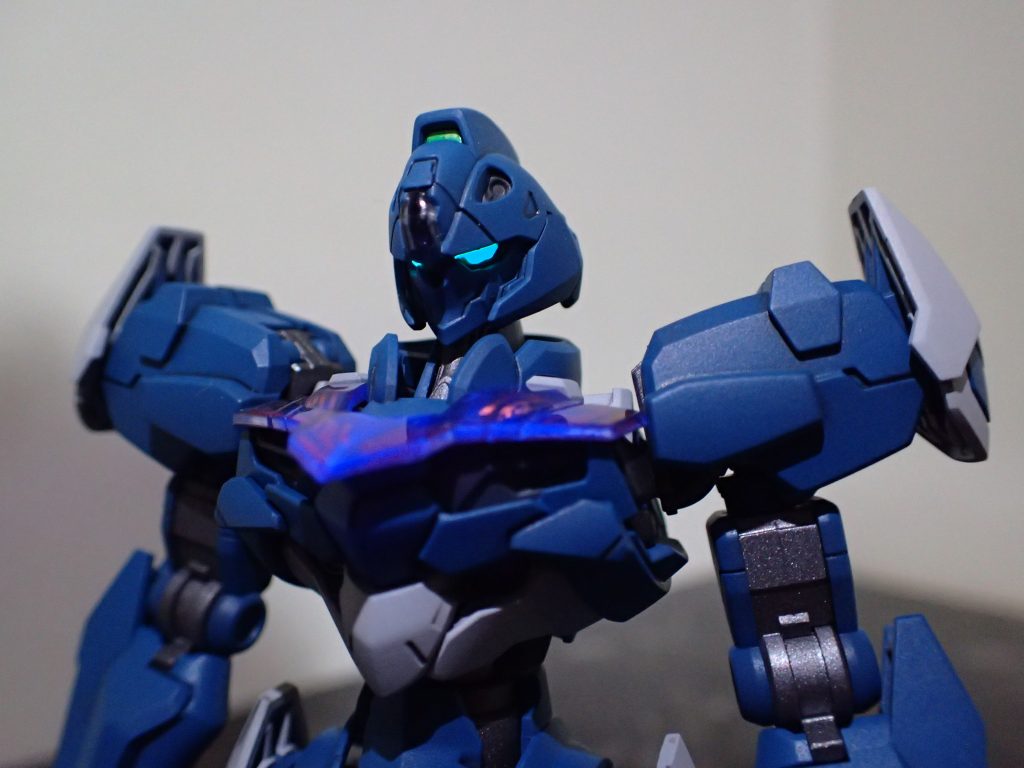 ブラックライトを照らしてツインアイを光らせています。いい感じで胸部のパーメットも青く光っております。