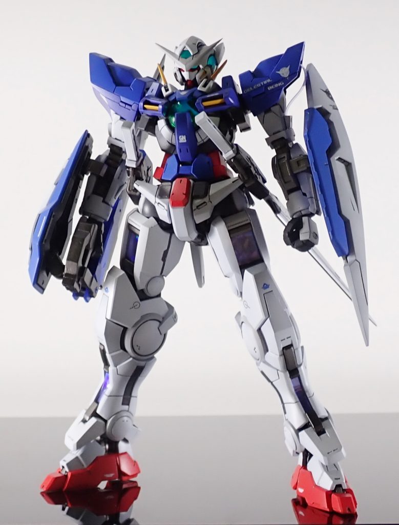 カラーリング・白:EXホワイト+EXシルバーとウォームライトグレーで塗り分け・青:コバルトブルーとアイスコバルトブルーで塗り分け・赤:ローズブライトレッド・フレーム:メカサフスーパーヘヴィとフレームメタリック+EXブラックで塗り分け・コンデンサ等:蛍光ブルーグリーン