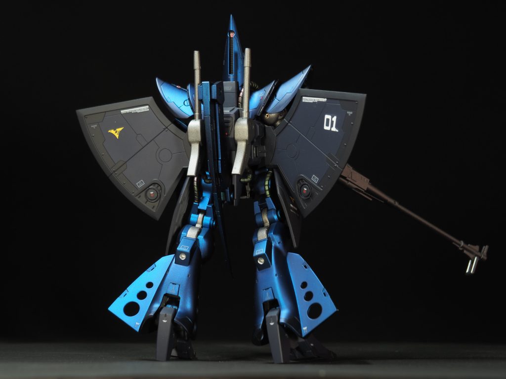 装甲各所にスジボリ、プラ板工作でディテールアップを施しました。背部のビーム砲は、先端をプラパイプでテーパー状にしたものを新造してあります。