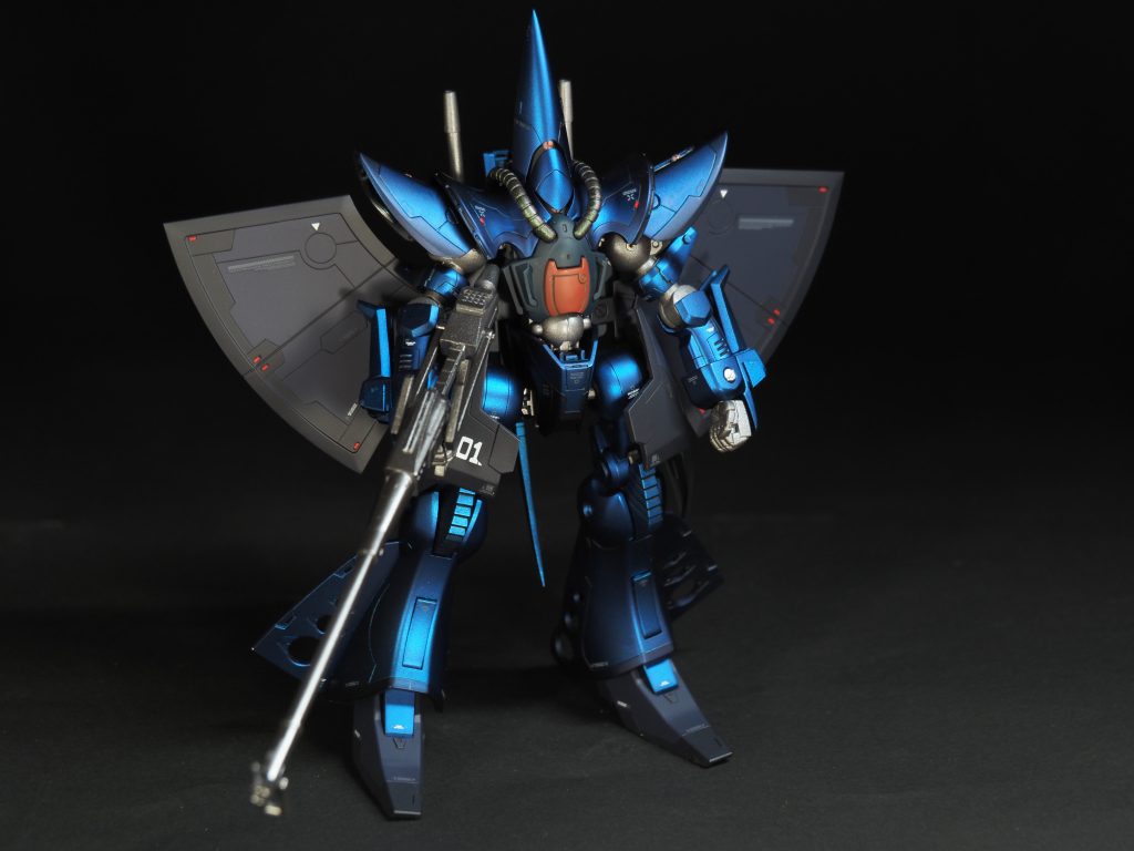 6つあるモノアイはレジンでレンズ化。キットのモノアイシールの上にレンズを作って、ピンク十字を活かすようにしました。それと、このキットの難点、主武装のフェダーインライフルのもたせにくいこと。