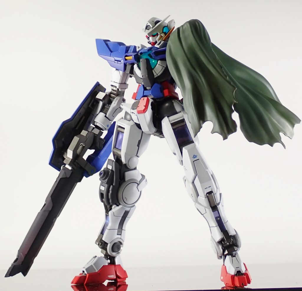 リペアパーツのキズが再現されている箇所はダークグレーを調色して筆塗りしています。塗装はノーマルのエクシアと同様です。マントは緑暗色とメカサフスーパーヘヴィを混ぜたもので塗装しています。