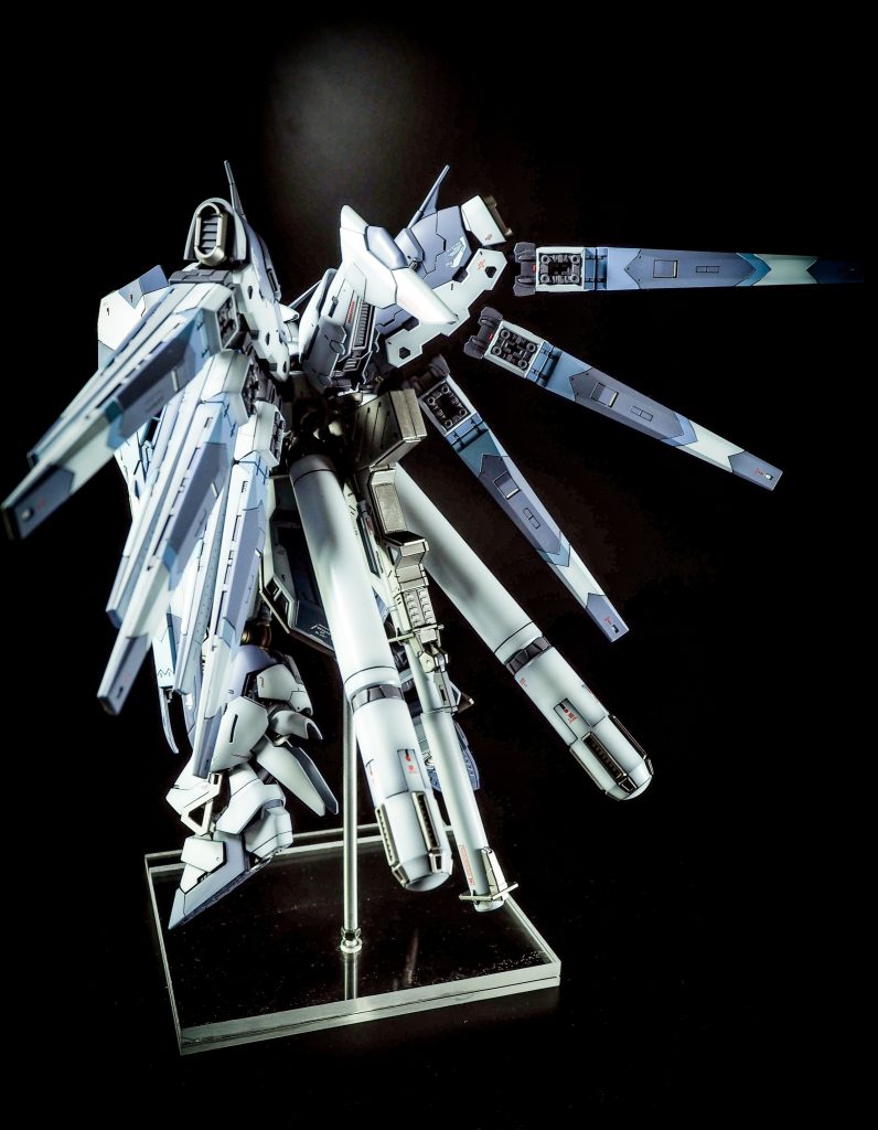 後ろもカッコいい!フィンファンネルを接続するパーツが軟質プラで、パーティングラインを消すのに苦労しました😅