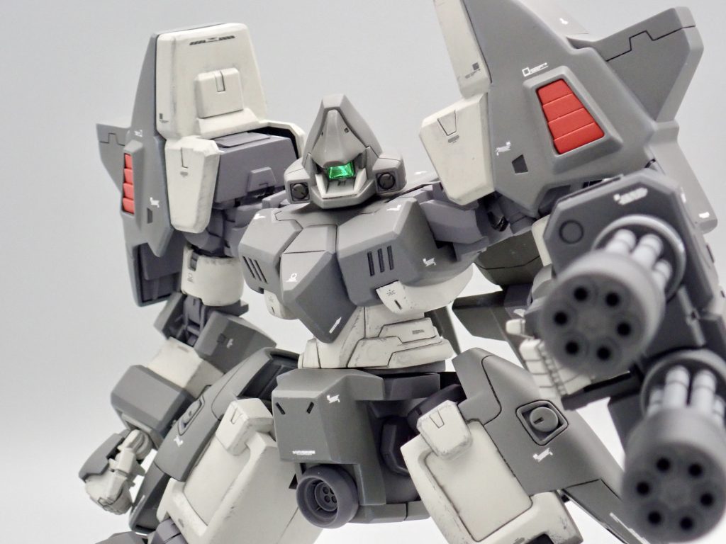 他の作品と並べる前提で作ったので各部にディテールの追加を行い、肘関節と股間のスラスターには統一感を出すためにトールギスのパーツを使っています。
