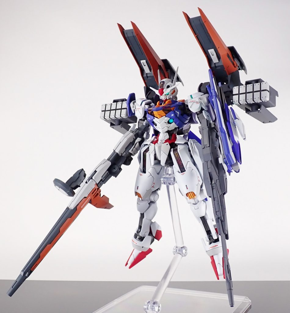 左のライフルはユーラヴェンガンダム、腰にはコアガンダムⅡのシールド、バックパックのミサイルポッドはボールデンアームズ付属の物です。これらをフィギュアライズエフェクトのジョイントパーツなどを使って装備させました。