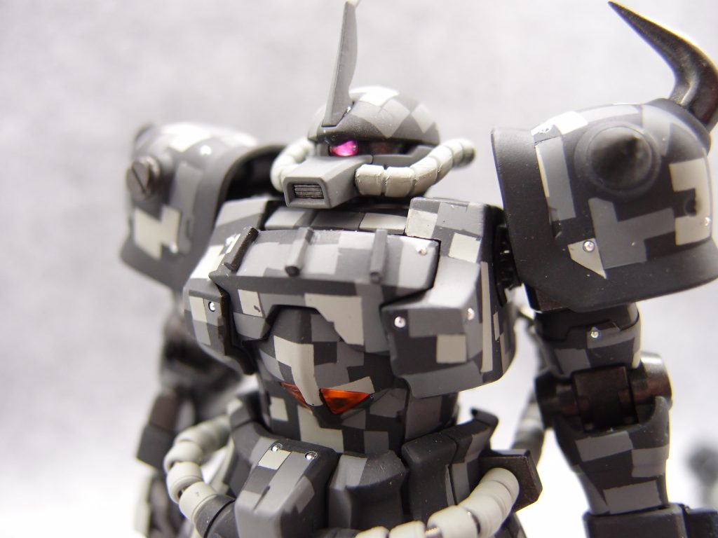 モノアイスリットは、この当時の流行りで薄く削っています。モノアイは多分H-アイズを入れてあるのかと。