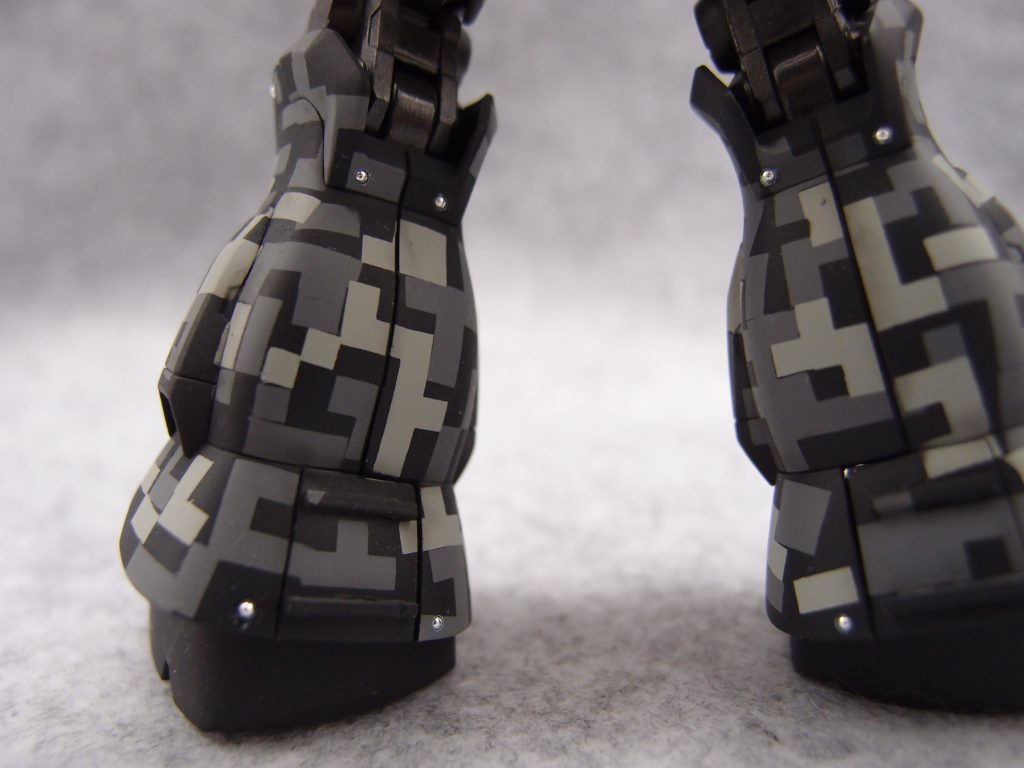 合わせ目が気になる箇所ですので、接着して分割線を変更してあります。