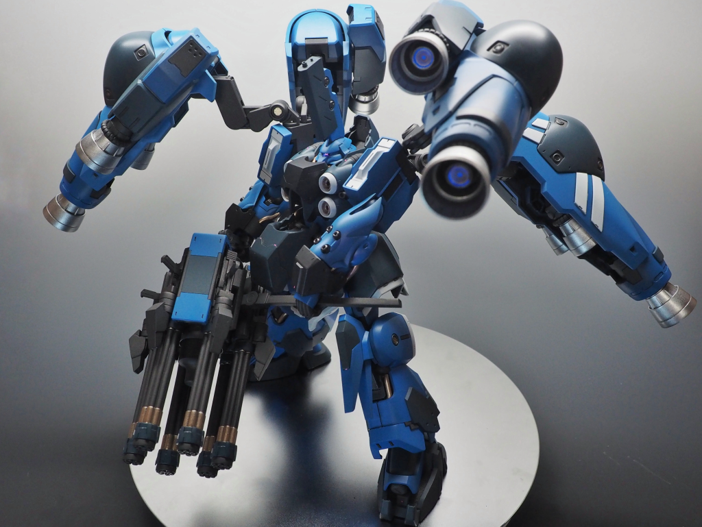 どどん！6砲身×6門、計36砲身の浪漫ガトリングに！合・体！！フルアーマーユニコーンもビームガトリングを持ってますがあちらは4砲身。ヘビーアームズで育った身としては6砲身のシステムウェポンを6個買いする他ありませんでした(笑)ちなみにシステムウェポンキットはGBTだと5個までなら一度に買えるそうです。(変わってたらメンゴ