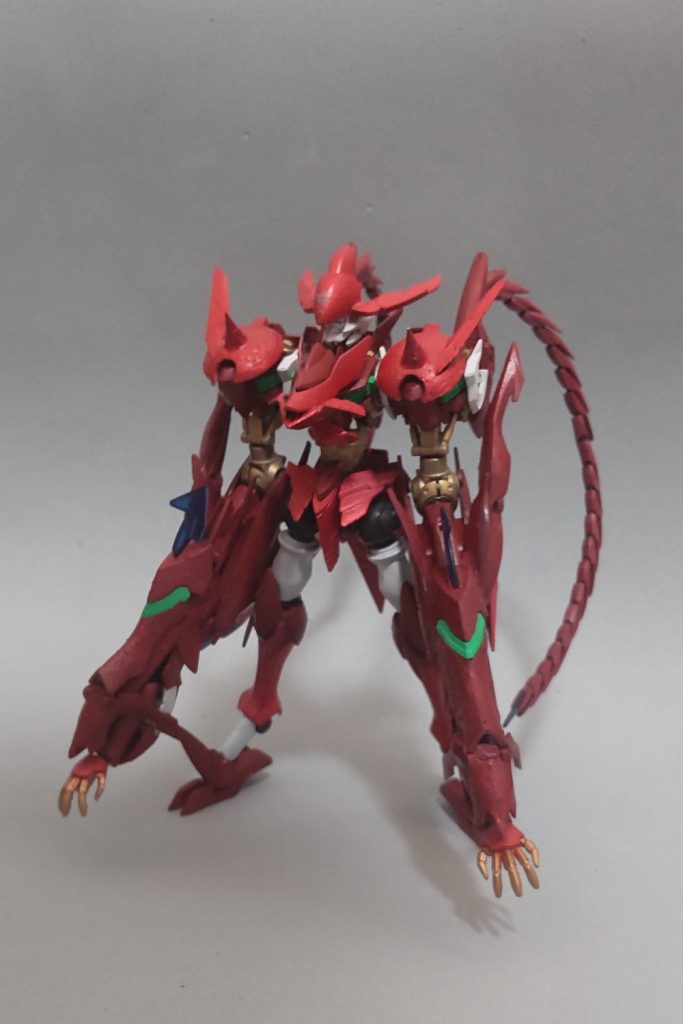 全体です。両腕が龍の頭となっており、炎による練法(魔法)のようなもので戦います。聖刻1092はファンタジー世界なので…