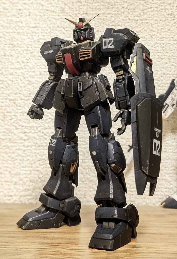 ドラゴンボールのＺ戦士みたいな細マッチョなので武器なし棒立ちでもサマになりますね。