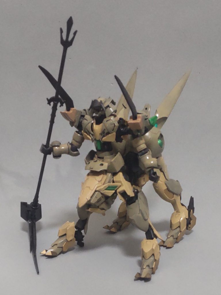 全体です。ガンダムフレームを繋ぎ合わせて四脚の胴体と足を作っています。つま先だけラゴゥです。