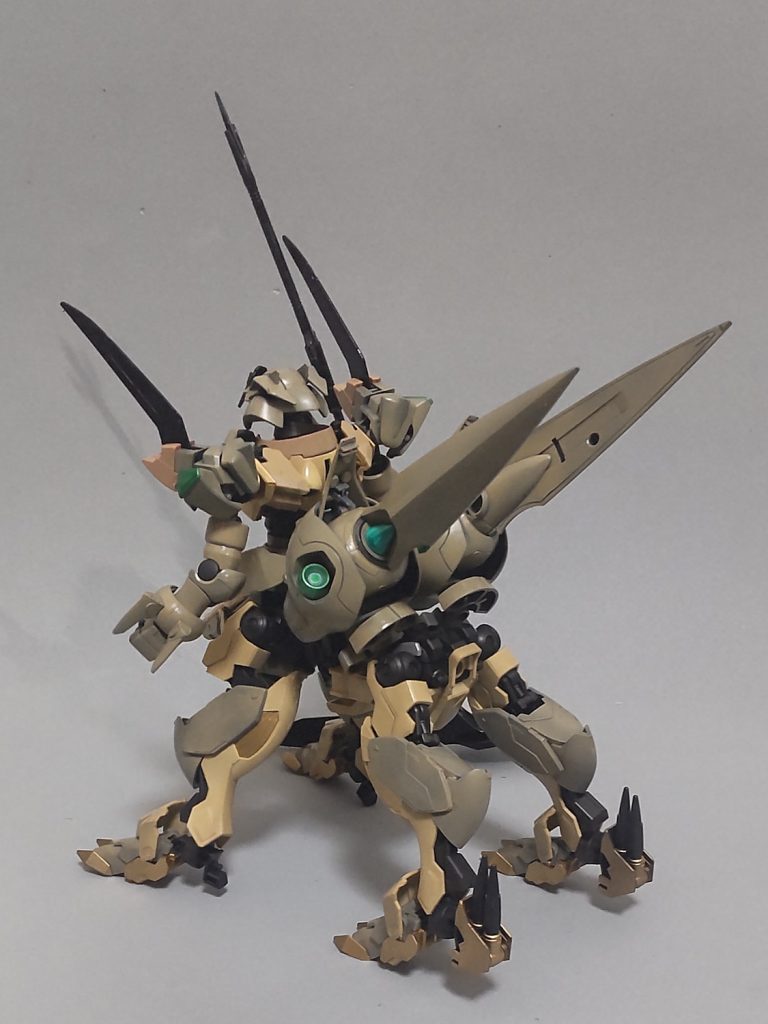 バックショットです。下半身の背中には大型の呪封筒(エネルギータンク?)をイメージしています。聖刻1092はファンタジーなので練法(魔法のようなもの)という超常の力を行使できます。