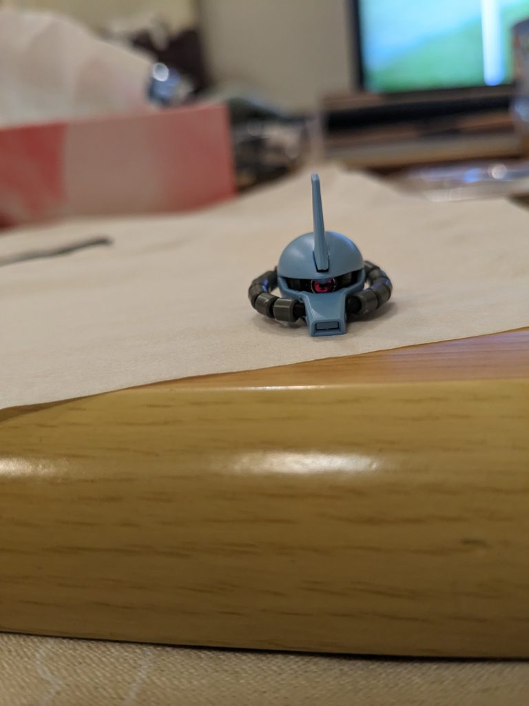 モノアイをディティールアップ。そのままじゃ入らないので、黒いモノアイレールを削ってなんとかぶち込めました。