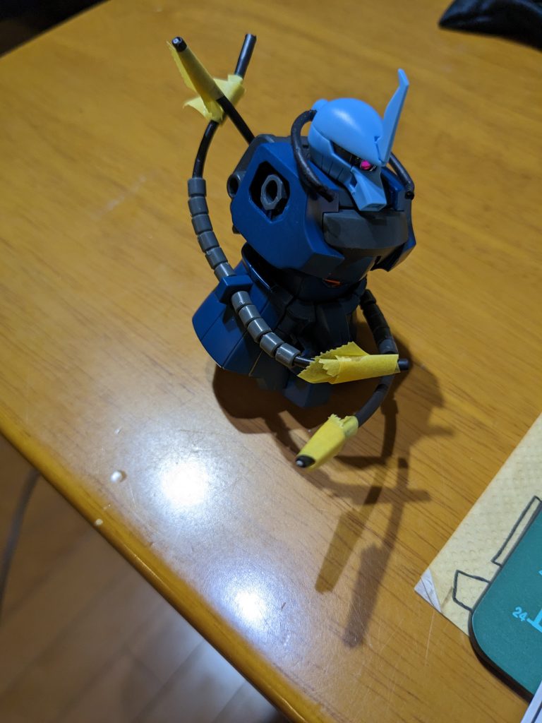 デザインワイヤーを熱収縮チューブに入れて、ヘアアイロンで熱し、収縮したチューブに3mm径のモビルパイプを入れていく。端をどうやってキットに差し込むかで大いに悩む。