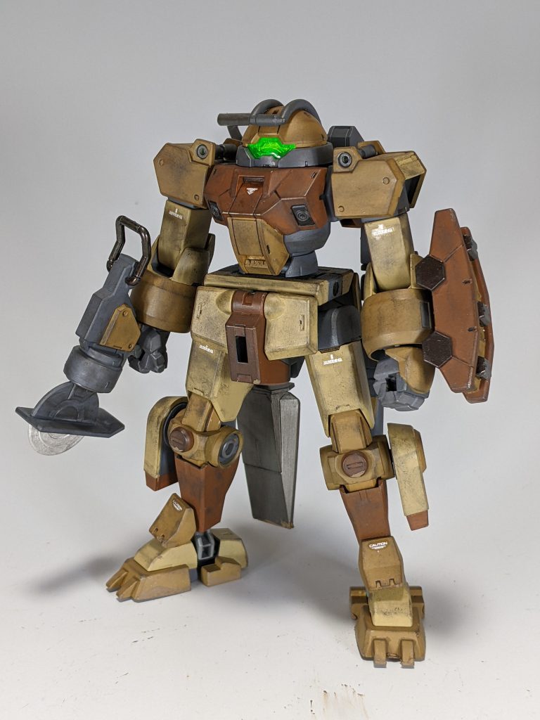 正面。上半身から腰にかけてはシールドを追加した以外はほとんどそのまま、膝のスラスターとかかと、バックパックが主な変更点です。