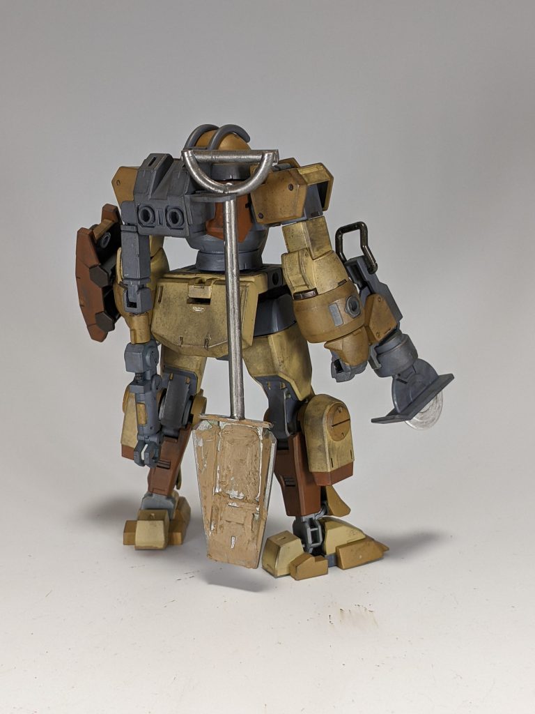 背面。ウェザリングスティックでスコップの中や本体に付着した泥を表現したほか、ウェザリングマスターで全身のすす汚れや擦れ感も出しています。