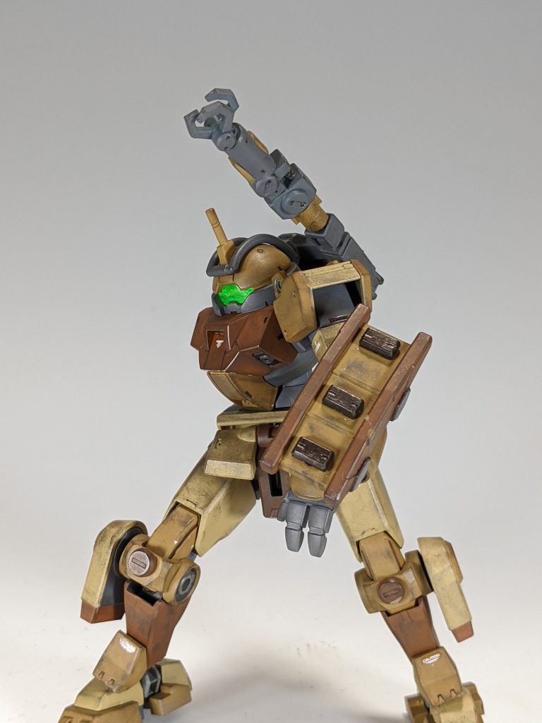 教習用のビームガンを(マニピュレータの出力調整をミスした結果)握り潰してしまったものの、決闘相手がこれを挑発と見做して接近戦に移行。ここで膂力の違いを見せつけつつも武装の少なさから遅れをとり、中破。敵にとどめを刺される寸前、バックパックからサブアームを伸ばし、敵のアンテナだけを砕いて辛くも勝利…なんて筋書きまで考えてしまうんだからオタクは怖いですね(笑)