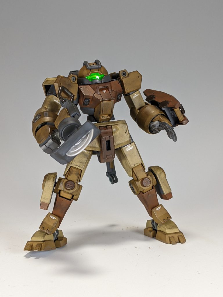 丸ノコ装備。基本的に作業用の機体なのでスラスターなどの推進機は最低限しか持っておらず、戦闘には不向き。しかし各駆動部分のリミッターが緩く、単純な力比べでは軍用機に迫る性能を発揮できる…という設定。