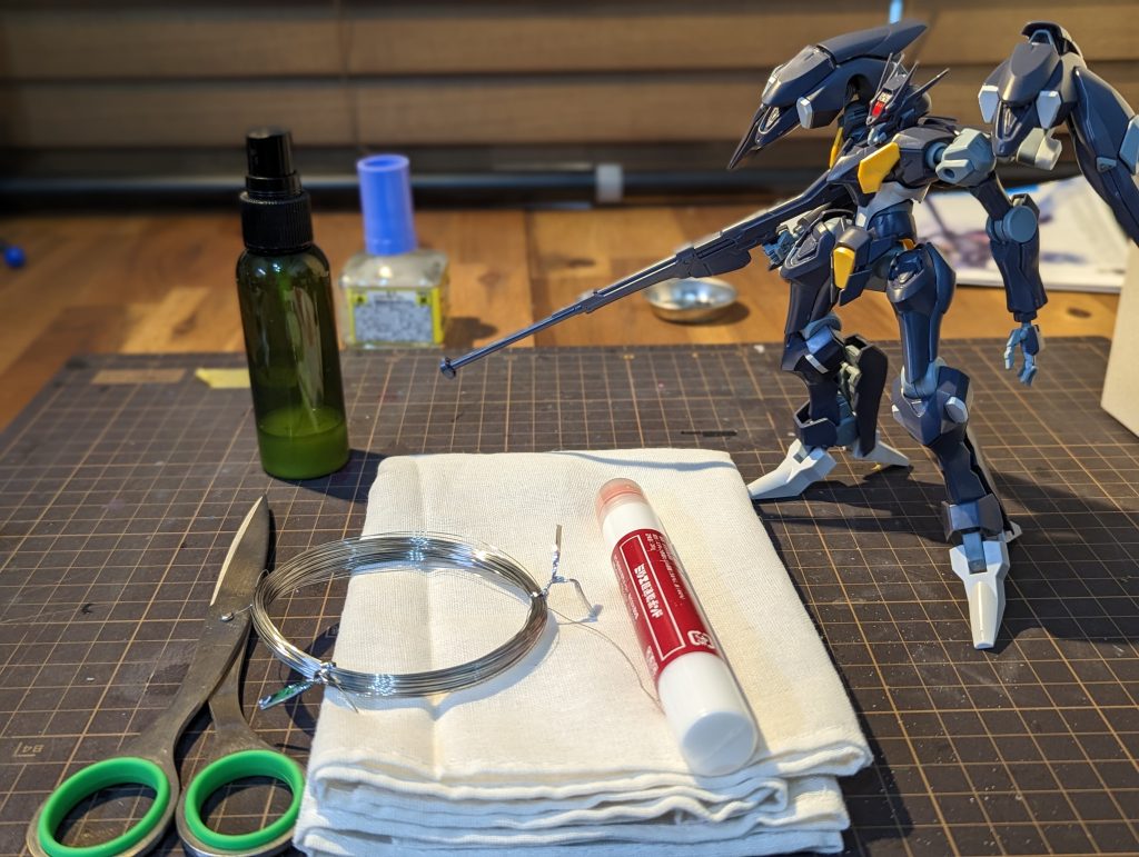 マント製作方法マントはすべて100均にて製作しました!材料・薄手の手ぬぐい・ボンド・針金・線香特に裁縫スキルは必要ありません!ボンドがすべて解決してくれます。ボンドはシワを作ったり、水に溶かしてスプレーするとマントがいい感じに固くなってくれて布のペラペラ感を補正してくれるので本当にお世話になりました。マントの穴はお線香で空けてます。製作する際は火の取り扱いに十分にご注意下さい。ちなみにカラーはNAZCAのブラストカーキに黒を少量混ぜたものを塗ってます。