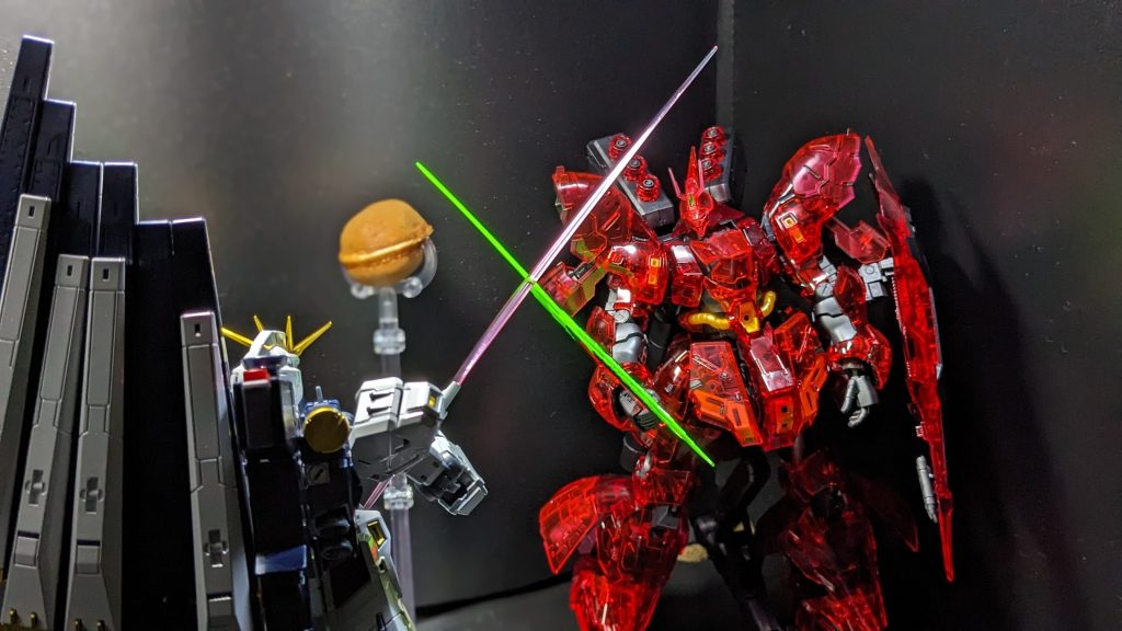 なかなか、二機の決着はつきませんでした。争っても争っても埒(らち)が明かないと確信した二機は1つの決断に至りました。