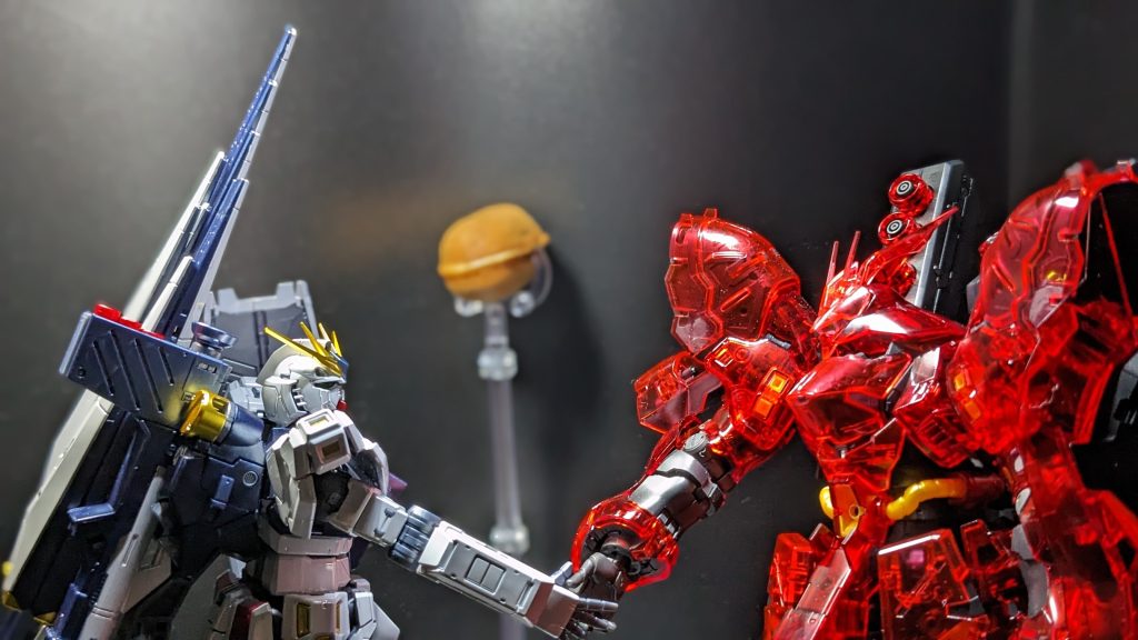 二機は、ベビーカステラを半分にしようという事で、二機は今までの行いを反省し仲直りしました。その後、二機は仲良くベビーカステラを食べましたとさめでたしめでたし。 以上、プラモデルで寸劇を思いつき簡易的ですが挑戦いたしました。尚、撮影後ベビーカステラは投稿主が、美味しく頂きました。