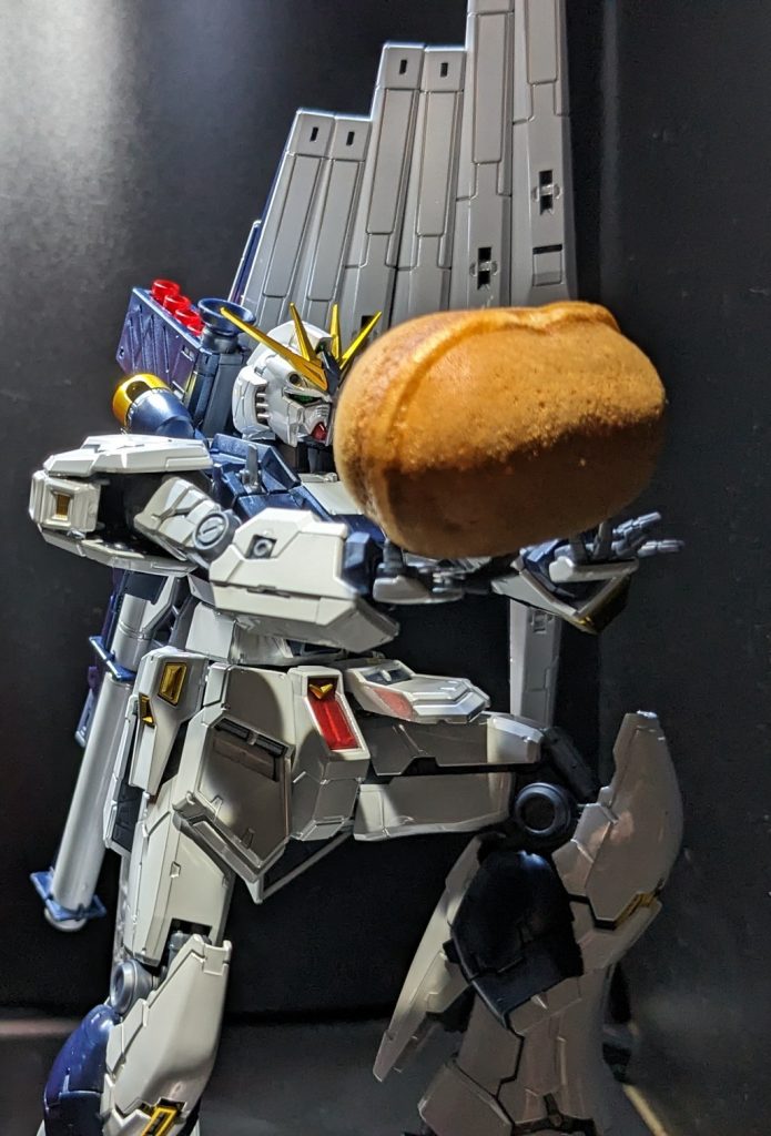 νガンダム君は、とある場所にお参りに行きました。そこには、1つのベビーカステラが祀られていました。お持ち帰り自由という事で、ウキウキ気分で持ち帰りました。