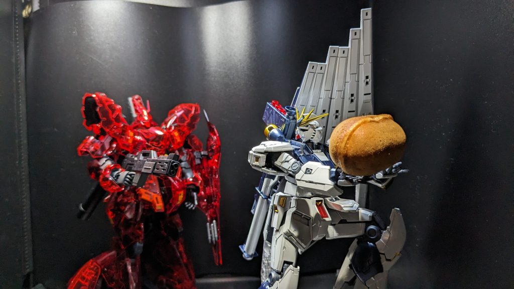 とある道中にて、俺も欲しい！という事でサザビー君が脅してきました。νガンダム君は、断りましたがその結果