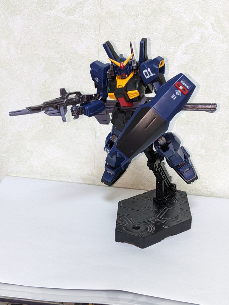 青はランナーの色そのまま、ガンダムマーカーで黄色、赤、そして関節と武器の一部はヘビーガンメタリックで少しは重厚感でたかな？