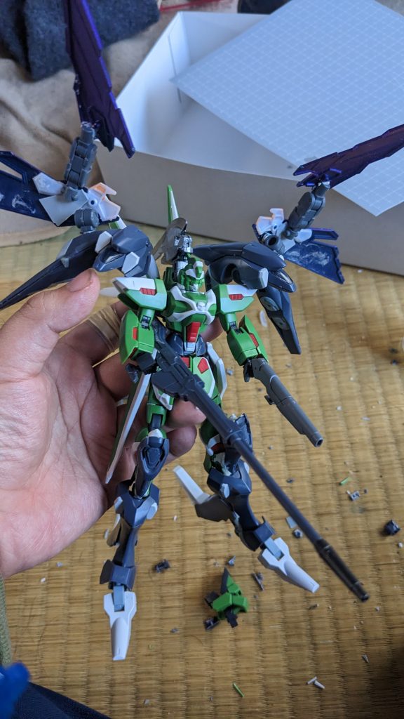 膝にファラクトの太腿部分シェルユニットを取り付け、脚部前部分を加工してファラクトを取り付けやすく大腿部を左右0.5ずつ延長。ちなみに接続はファントム(脚部)とファラクト(脚部)の接続にコアガンのアーマー取り付けの便利な奴を加工