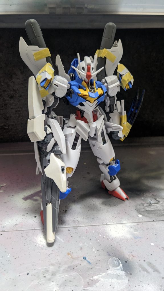 仮シルエット完成になります。ようやく完成品に近づきました。特に接続軸を増設するのではなく基本的には接着しています。