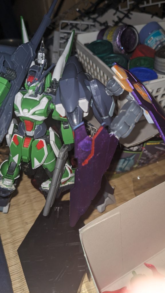 顔サイド削ってファラクトヘッドのパーツを取り付けるという横行ちなみに塗装はMrカラー(ラッカー)灰色9号、Mrカラーキャラクターホワイト8.5+ガイアノーツスターブライトシルバー1.5。赤部分はMrカラーマルーン+Mrクリスタルアメジストパープル。ゴールド部分はMrメタリックブルーゴールドとタミヤエナメルX12ゴールドリーフ