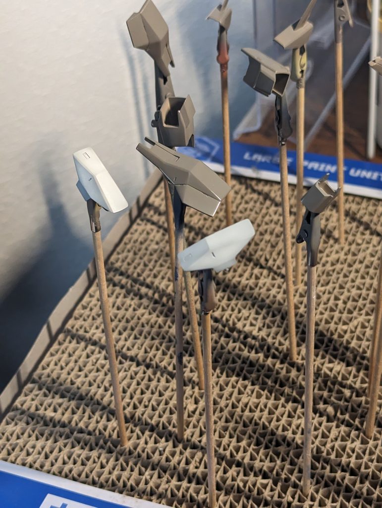 ホワイト部は暖色グレー（ホワイト＋オレンジ＋ブラック）で塗ったあとに、ホワイトのハイライトをかけました。今回は全体の調和をとるために暖色ホワイトを使用しました。