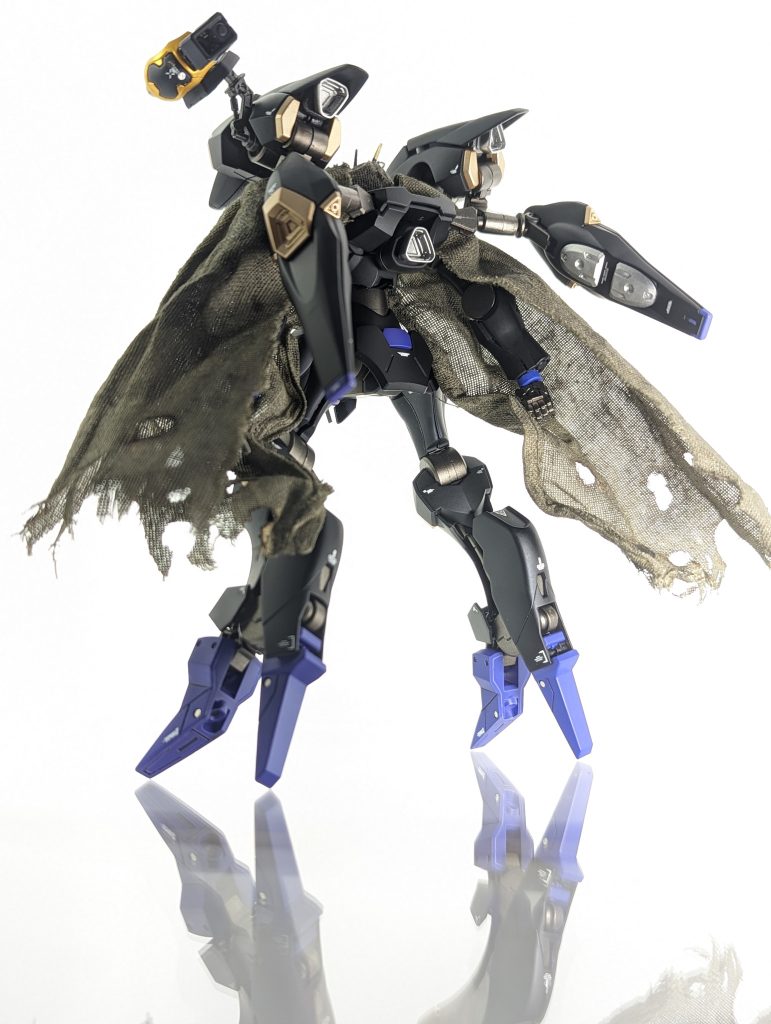 マントの動きを最大限に活かすためサイドのブースターはバックパックに移動させてます。バックパックのアームにプラ板にてハードポイントを増設しました!