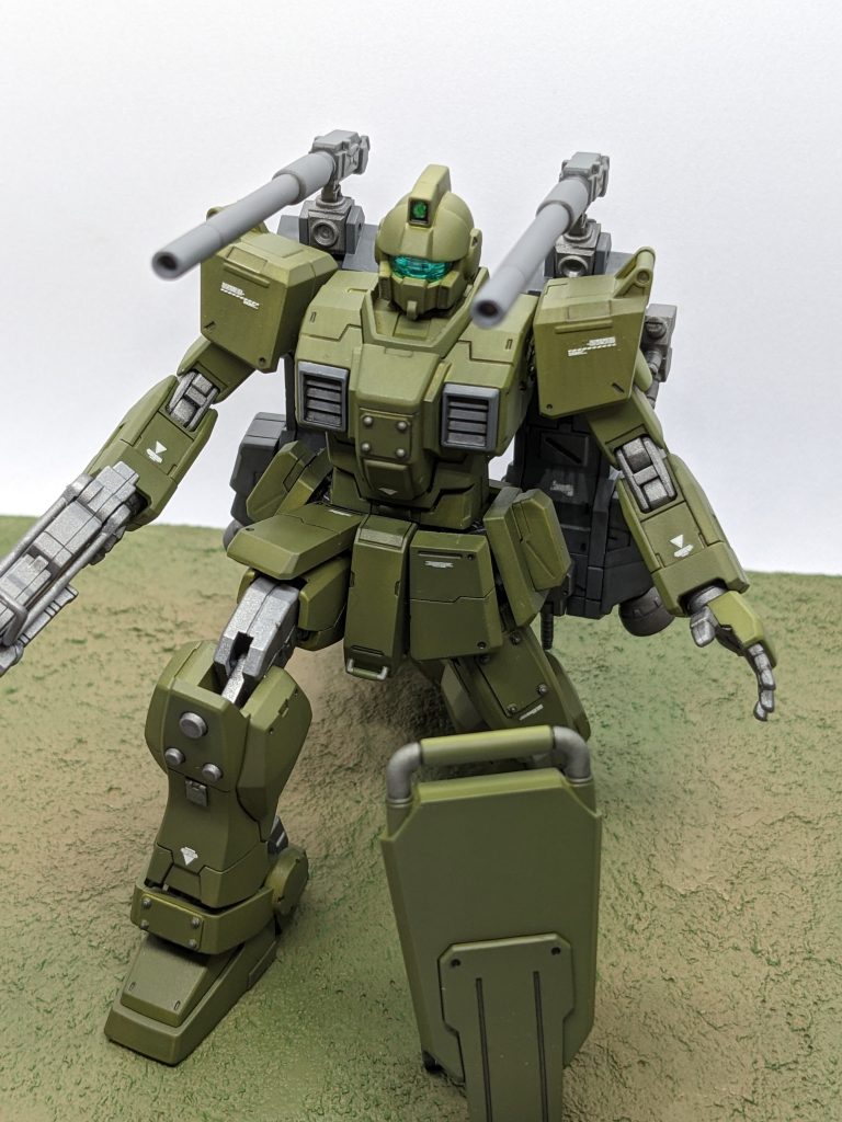 コックピット、アンクルアーマー、太ももにプラ板にて追加装甲を付けてみました。同色なので分かりにくいですが…😅