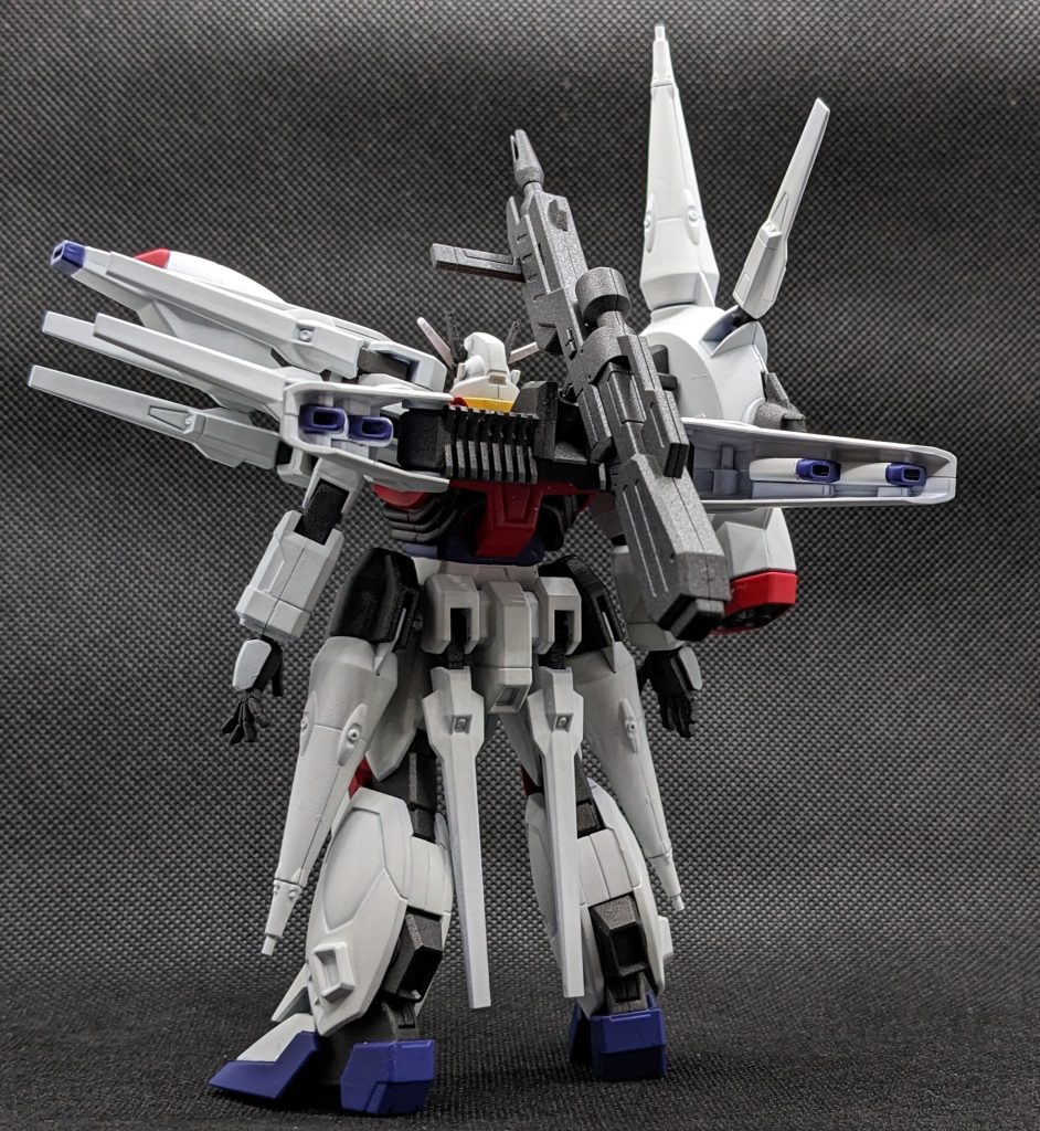 ドラグーンストライカーと左肩の干渉にパーツ成形を終えてから気付いたので、クリアランスの調整が大変でした。両肩から背中にかけてのボリュームが凄い(笑)