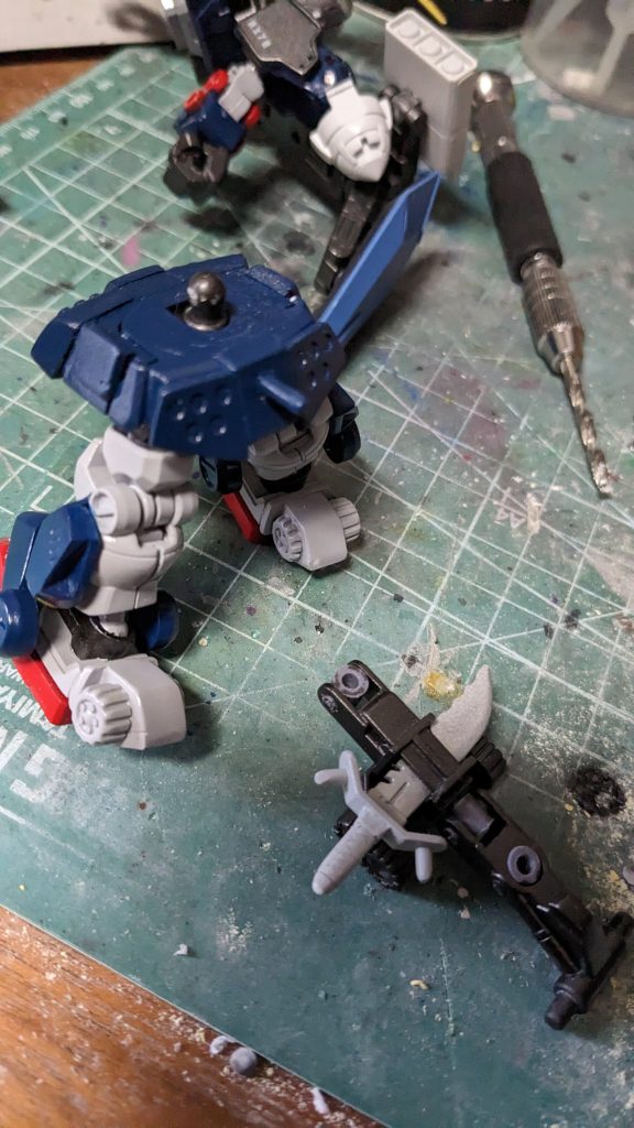 クロスシルエットの構造上、腰と手首の摩耗による劣化は避けられません。腰は凹側に0.3ミリのプラバンを細かく切って接着し、接地面積を増やして調整！手首に関しては手首フレームの左右を塞ぐように薄いプラバンを接着してはみ出た部分をカットすると大分改善します。パーマネントバーニッシュを併用することでより強固に！