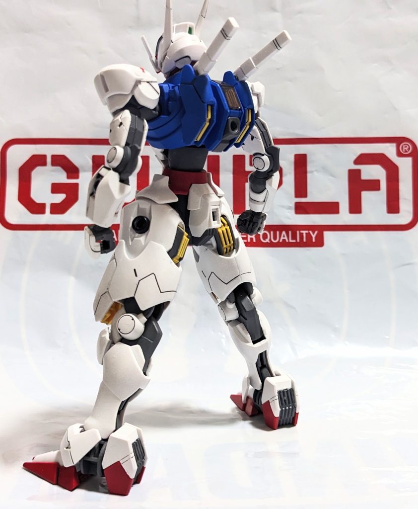 基本構造はあまり変わっていませんが、腰回りがプロポーション修正のための胴体の延長や股関節の加工等を行っているので大分改造されています。また、ビームサーベルラックも可動するようにしたのでグエル2回戦での抜刀も可能です。