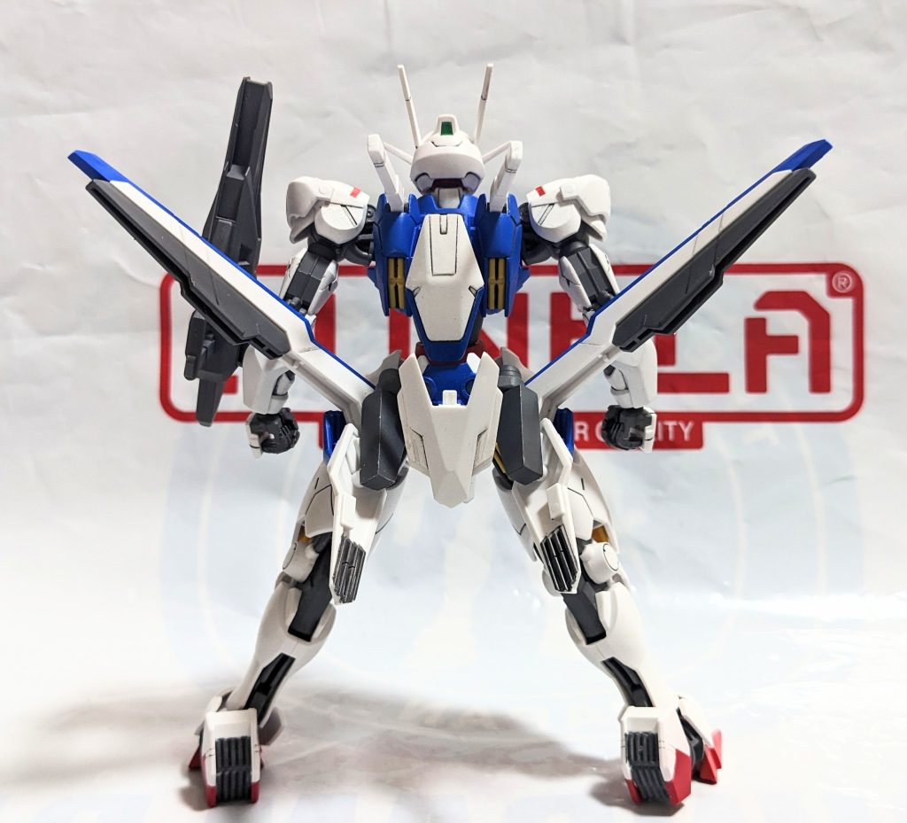 背中に背負わすのは好きじゃなかったことと、重心を考えた結果、腰に集中させることで他にあまり見られないシルエットに出来たかと。ライフルは位置に困ったのでとりあえず腕に固定。