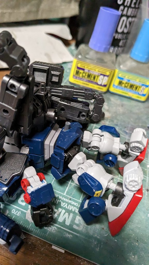 腰のタイヤフレームの接続軸を3ミリにサイズアップ。足首アーマーは裏に3ミリ穴を開けた1ミリプラバンを張り付けて、ウェーブのボールジョイントを差し込んで強度アップ！仮に破損してもパーツ交換のみで補修が出来ます！以上です！最後までご覧いただき、ありがとうございましたー！