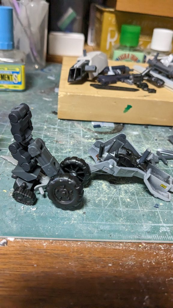 シールドの接続軸を3ミリに強化！それに伴い、タイヤフレームは手持ちのパーツで作り直しです。これは試作一号機、完成品と比べるとバックマスターの鞘が雑です。シールドはこの後3ミリポリキャップを二か所追加しました。