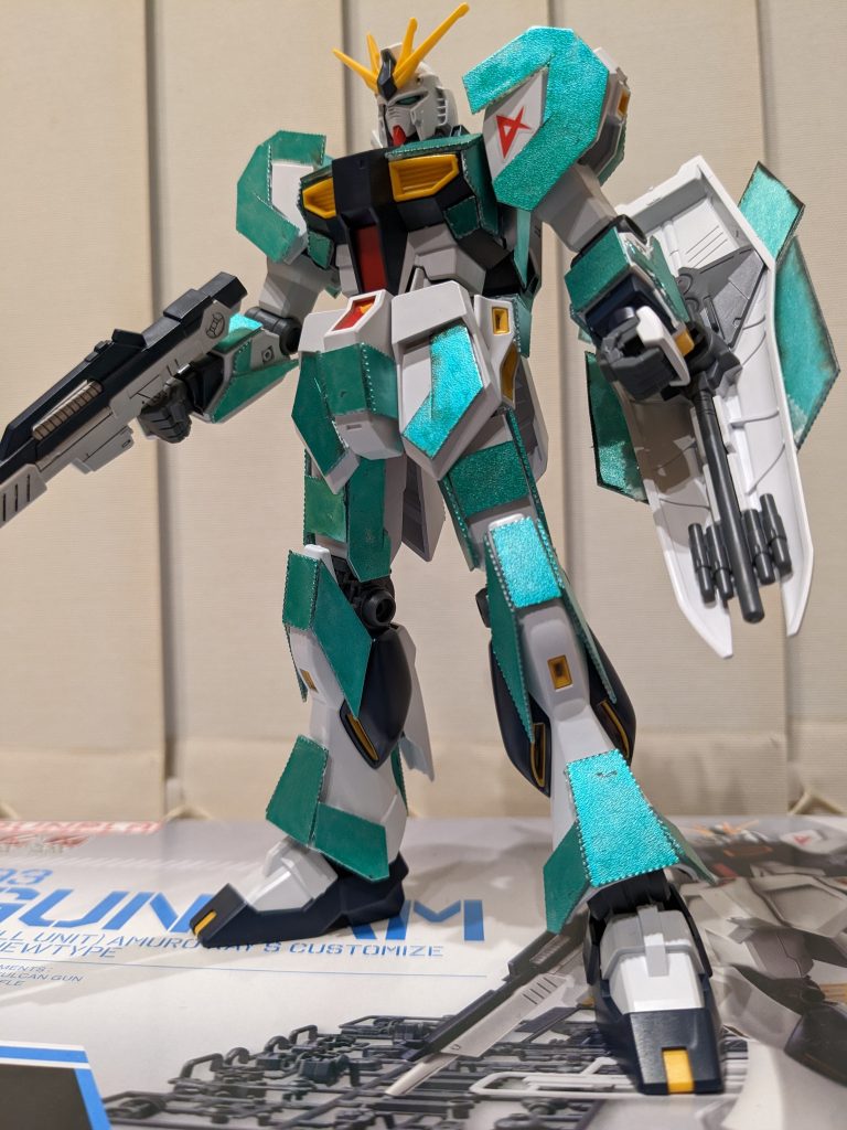 EGはほぼ素組みで、サイコパッケージだけサイズ合わせて簡単工作です。色はナラティブと同じく赤にしようかとも思ったんですが、アムロが乗ってるνだとすぐ緑になるかな〜と思い、メタルグリーンです。