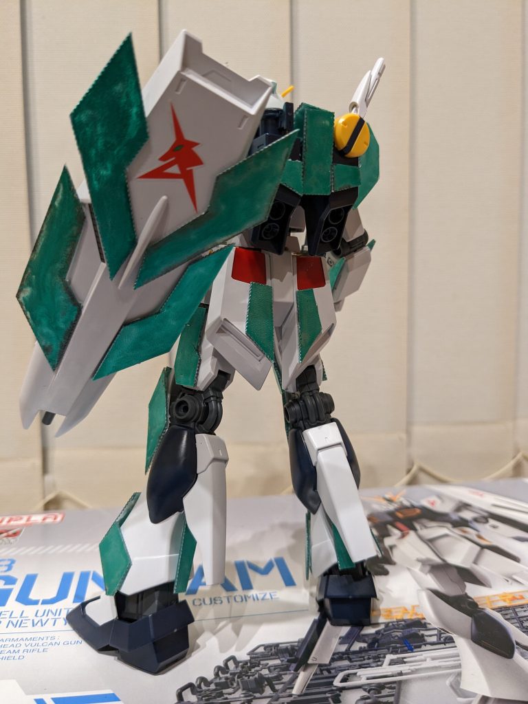 シールド。ユニコーンみたいなX字にしようかと思いましたが、ナラティブにならって同じ配置にしました。