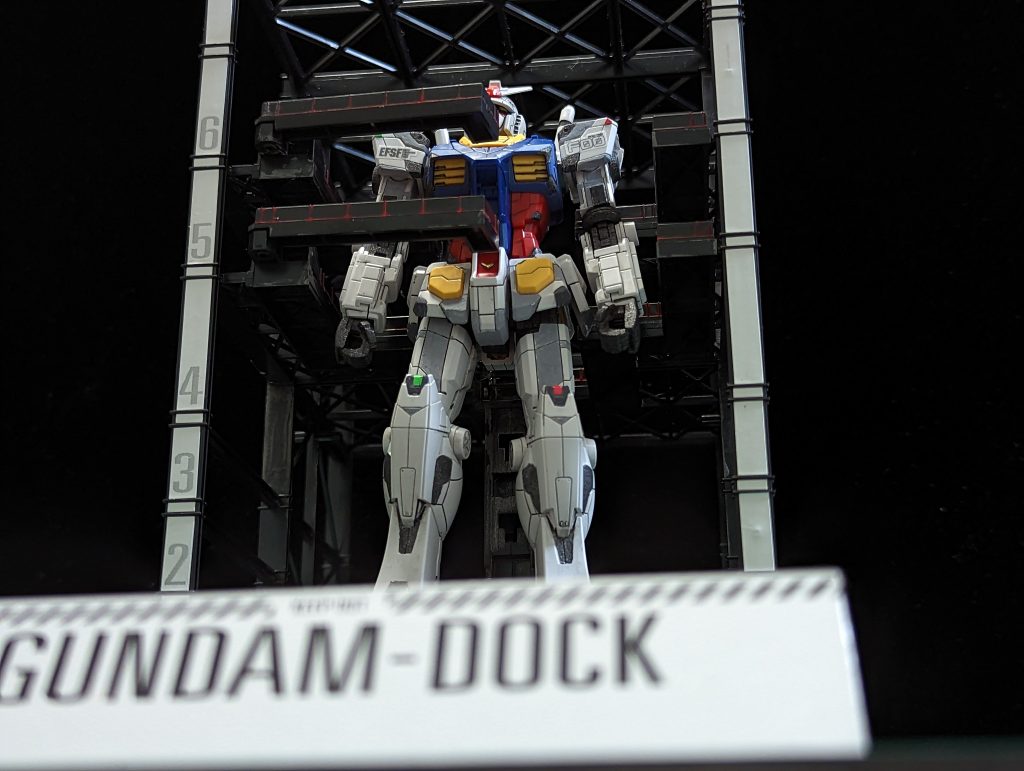1/144はモールドこそ高い密度で表現されていますが、薄いグレー、濃いグレーといった色分けはほぼありません。なので立像に近づけようとすると地獄のマスキング作業が待っています。