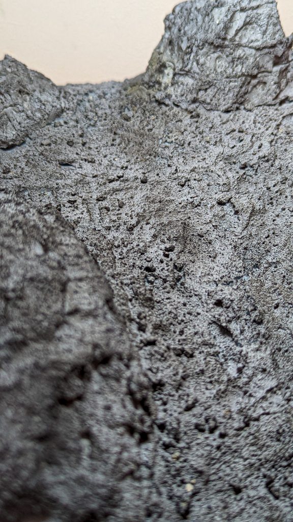 台座はスタイロフォームにはんだごてで凹凸をつけたあと、テクスチャーペイントと砕いたコンクリートで地面の質感を再現しています。