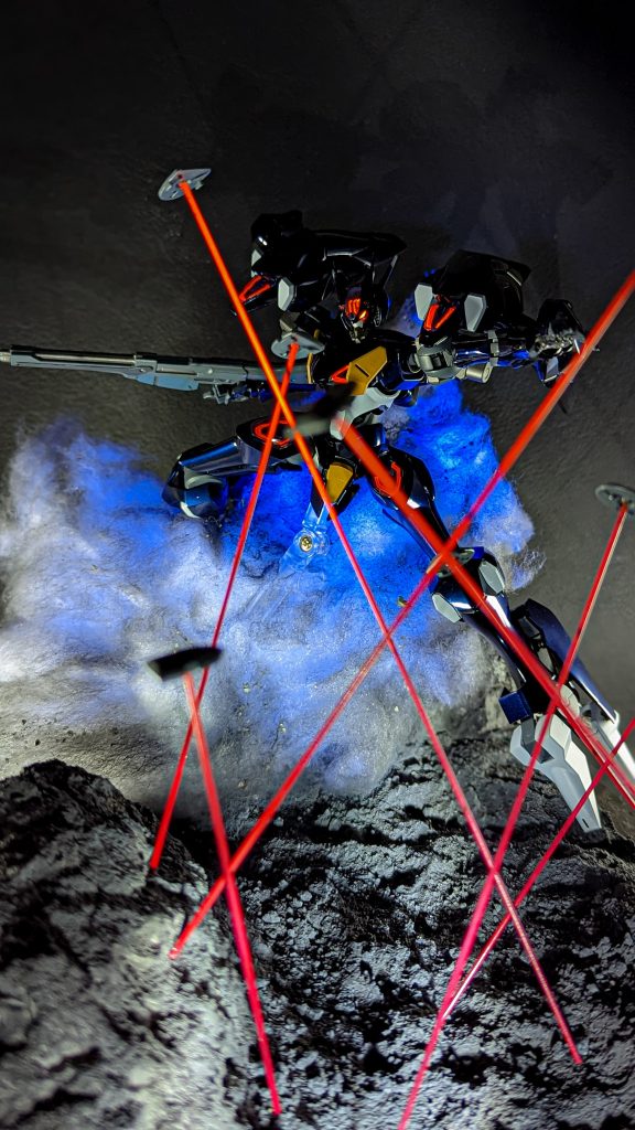 今回も舞い上がる粉塵を綿と砕いたコンクリートを使って再現しました。粉塵を再現すると同時に、ブラックライトを当てたときに青く光る性質を利用してバーニアの噴射炎の色が粉塵に反射している様子も再現してみました!