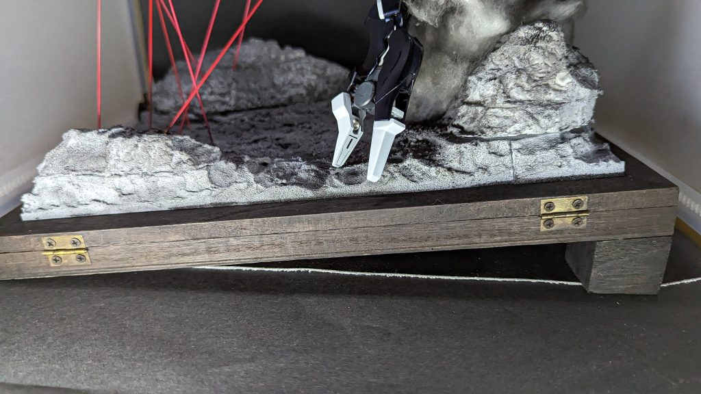 ちなみに、台座を少し斜めにしており、正面から見たときにコラキのエフェクトに遮られることなくファラクトを見る事ができるようにしています。以上でジオラマの方は全てとなります。後日機体のみの写真を投稿しますので、そちらの方もよろしくお願いします!https://twitter.com/umasi_cafellate/status/1614223887600091137?t=lMoVTwEZ98qVDnXe90YVbg&s=19