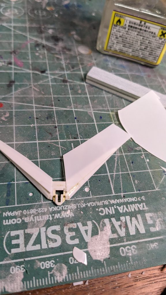 アンテナは破損部を接着した上で0.3ミリのプラバンを全周接着！