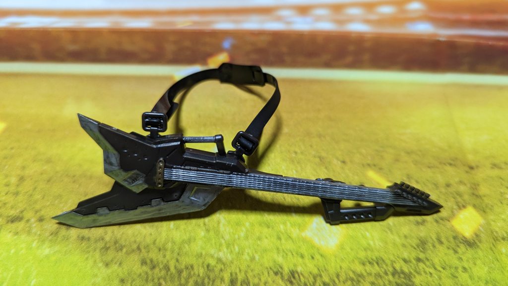 ギター型マルチウェポン弦や金具等を4アーティストマーカーで塗ってます