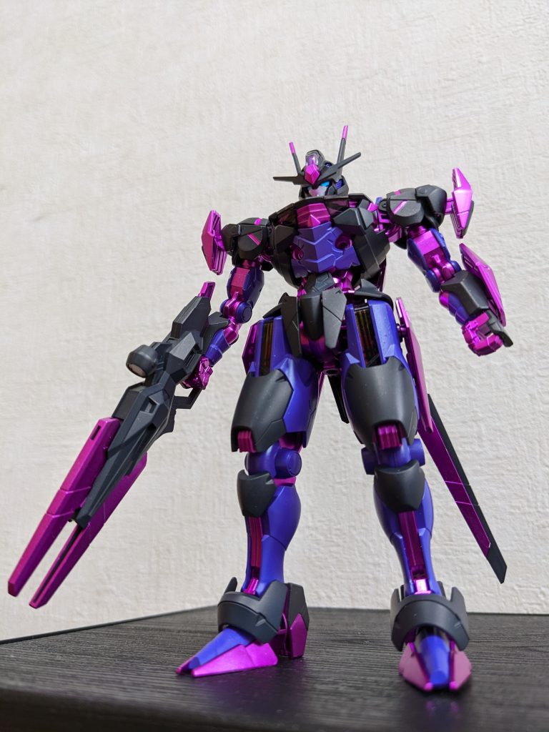 答えは・・・「クロミちゃん」でした！！😆あらためまして、皆様、2023年もよろしくお願いいたします🙇衝撃の「やめなさいショック」😅から1週間経ちましたが、ご機嫌いかがでしょうか❓個人的には、スレッタちゃんの成長物語として「父親目線」で視聴してたこともあり、流石にあのシーン観た時は、文字通り「ドン引き」でした💦ともあれ、ラストはハッピーエンドで、制作者の皆様、くれぐれもよろしくお願いします😅さて、今作について。エアリアルはすでに1体作ったものの、クリスマス前に家電量販店で見つけ、水星コンに出したい一心で、ノープランのまま再ゲット👍前作のルブリス作りながら、まず「今度は黒かな🤔」「そういやぁ2023は卯年だな」・・・「ウサギで黒・・・サンリオのクロミちゃんじゃん😆！！」となって、こんなアレンジとなりました。アピールポイントは、アゴも黒にすることで、クロミちゃん的に「頭巾被ってる」感じにしたトコと、肩のピンクラインの塗り分けです。黒とピンクだけだとリサーキュレーションカラーと被るので紫も使用。ANNA SUIやRoseliaっぽい雰囲気も足して、かなり女子力盛ってみました！！😉バンダイさん、サンリオピューロランド限定ガンプラとして、このカラーで販売しませんか❓😆