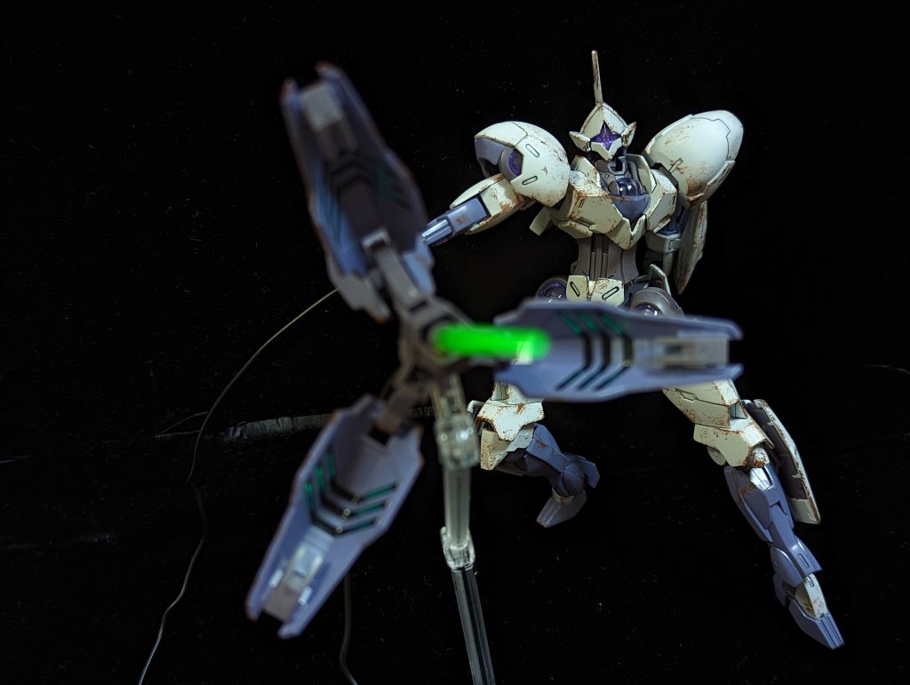 リード線とスタンドが付属しているため劇中のような展開も可能です。