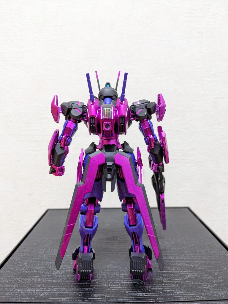 背面図らずも、前から見ると黒(ガンマカのブラックはどーしても剥がれやすいので、MSVダークグレー）、後から見ると紫がそれぞれメインな感じとなりましたね。